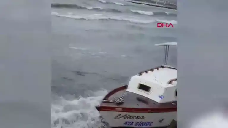Ege'de Şiddetli Lodos ve Dev Dalgalar