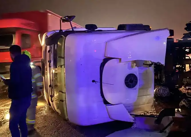 Susurluk'ta Tır Devrildi, Sürücü Yaralandı